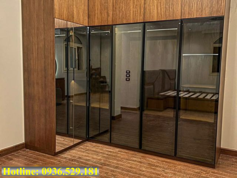 tủ quần áo âm tường nhôm kính