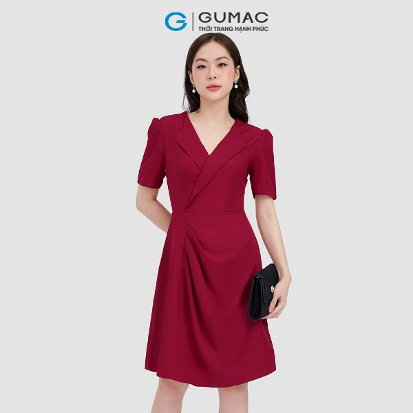 Đầm nữ thời trang GUMAC màu đen dáng chữ A phối cổ vest đỏ Đầm nữ thời trang GUMAC màu đen dáng chữ A phối cổ vest đỏ