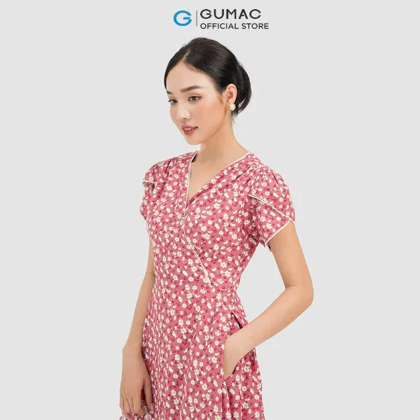Đầm suông nữ thời trang màu hồng đắp chéo họa tiết hoa nhí GUMAC