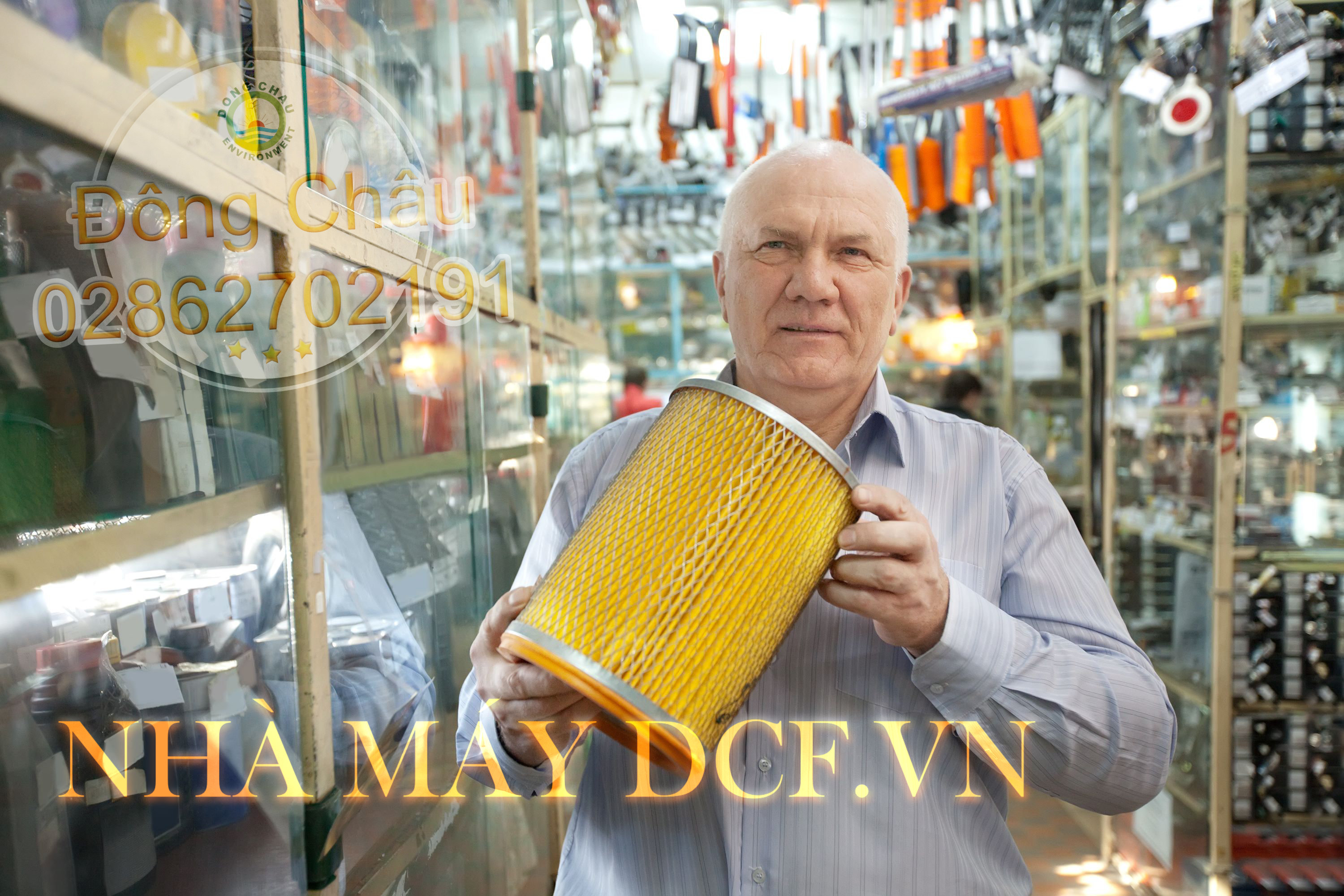 người đàn ông đang cầm sản phẩm lọc khí của nhà máy DCF