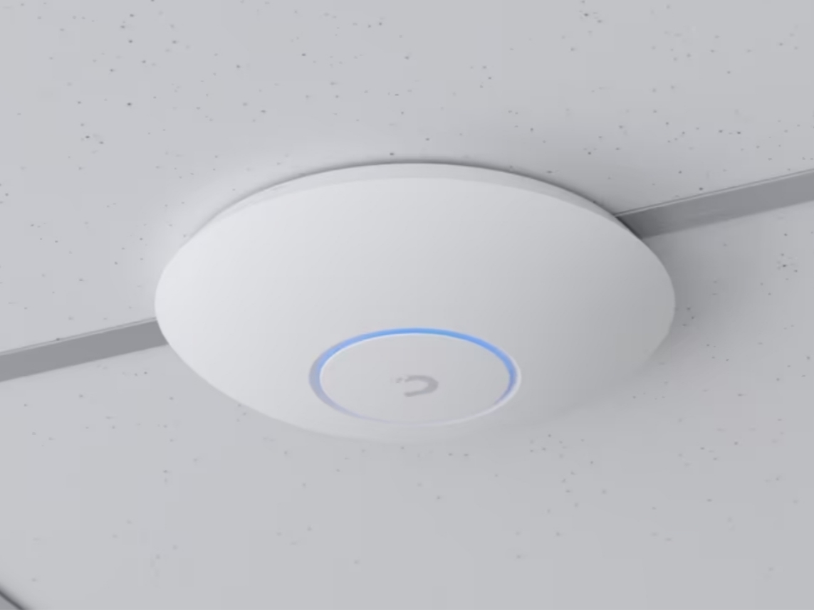 Lắp UniFi U7 Pro Max ốp trần tại vị trí có xương thạch cao