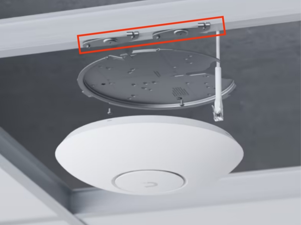 Chi tiết phụ kiện lắp đặt UniFi U7 Pro Max ốp tường tại vị trí có xương thạch cao