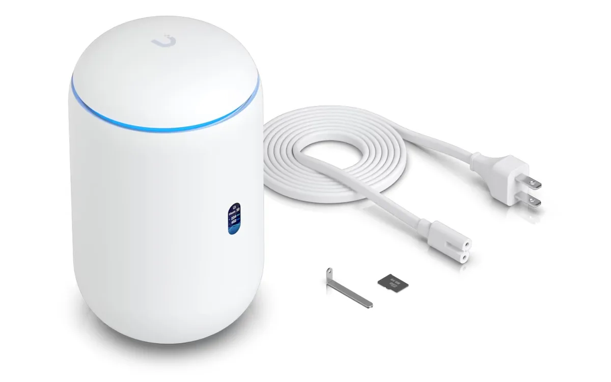 Phụ kiện đi kèm UDR7: dây nguồn, thẻ microSD, giá đỡ Phụ kiện đi kèm UDR7: dây nguồn, thẻ microSD, giá đỡ