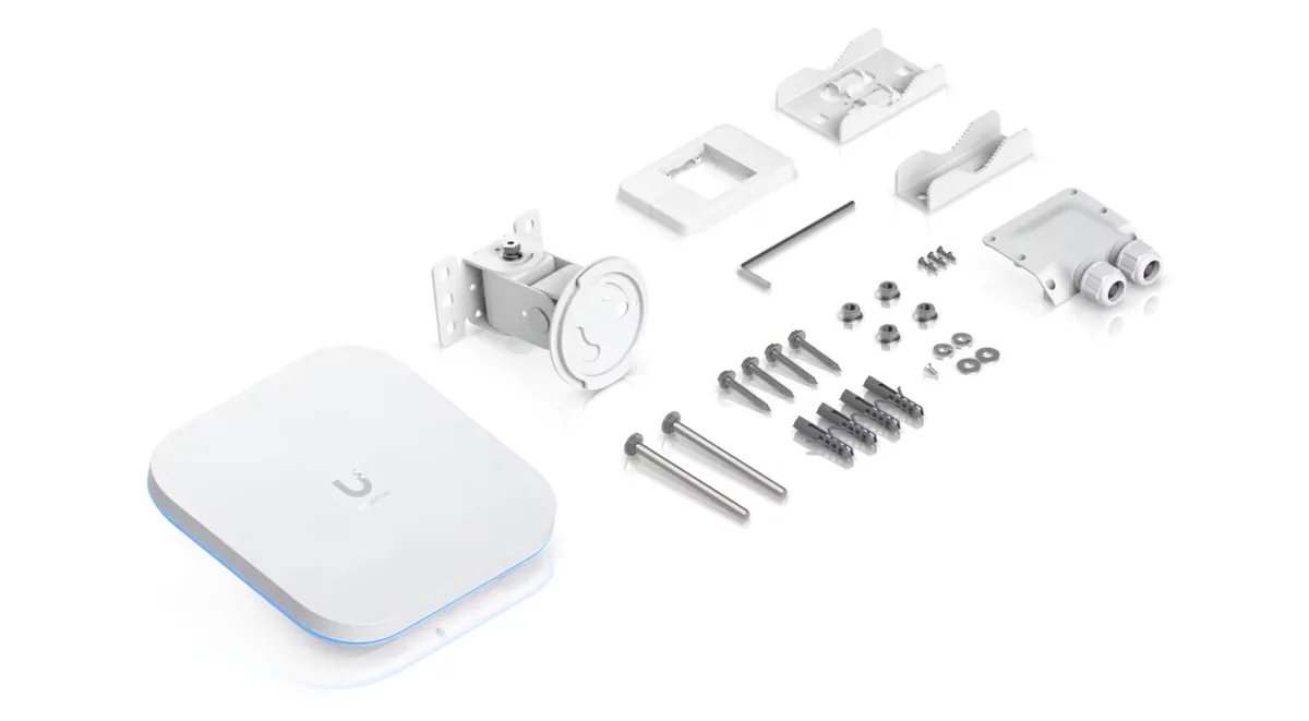 Phụ kiện trong hộp UniFi E7 Campus: chân đế xoay, kẹp cột, quai treo, nắp che cáp và bộ vít Phụ kiện trong hộp UniFi E7 Campus: chân đế xoay, kẹp cột, quai treo, nắp che cáp và bộ vít