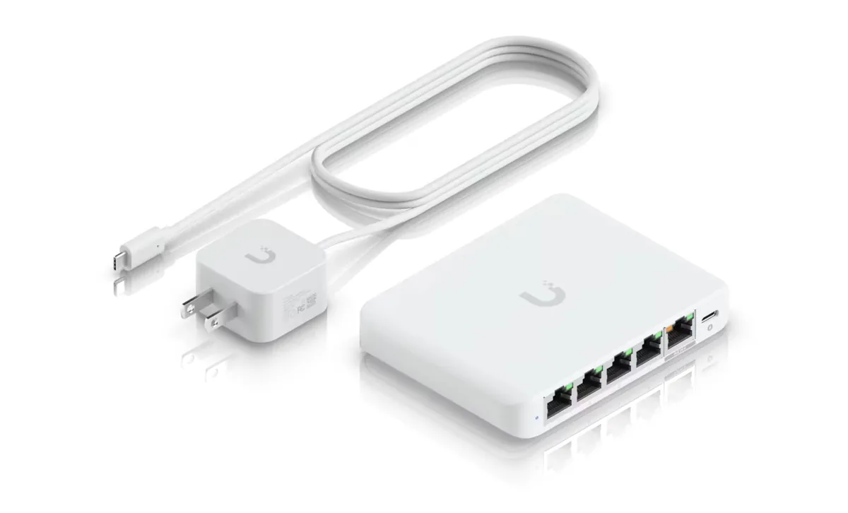 Phụ kiện USW-Flex-2.5G-5: adapter USB-C 5V 1A kèm dây Phụ kiện USW-Flex-2.5G-5: adapter USB-C 5V 1A kèm dây