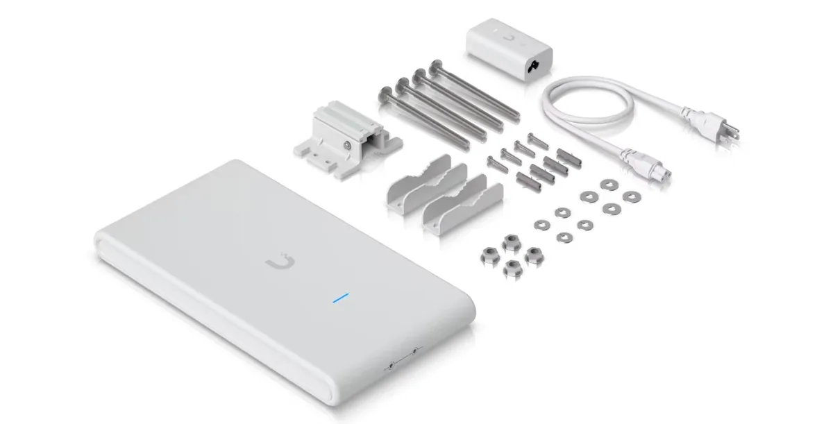 Phụ kiện trong hộp UniFi U6 Mesh Pro: adapter PoE, dây nguồn, kẹp cột, chân đế và bộ vít Phụ kiện trong hộp UniFi U6 Mesh Pro: adapter PoE, dây nguồn, kẹp cột, chân đế và bộ vít