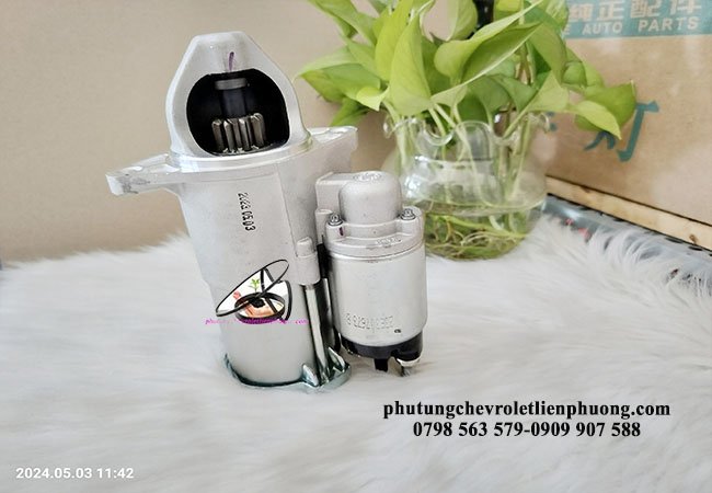 "Những hiệu cần thay thế đề khởi động Chevrolet Orlando chính hãng": Máy đề khởi động là một trong những bộ phận quan trọng của hệ thống khởi động trên xe Chevrolet Orlando. Việc nhận biết sớm các dấu hiệu cho thấy máy đề cần được thay thế không chỉ giúp bạn tránh được những rắc rối khi xe không khởi động, mà còn đảm bảo an toàn và hiệu suất hoạt động của xe. Dưới đây là một số dấu hiệu rõ ràng mà bạn nên chú ý: 1. **Âm thanh lạ khi khởi động**: Nếu bạn nghe thấy tiếng kêu lạch cạch hoặc tiếng rít từ khu vực máy đề khi cố gắng khởi động xe, đây có thể là dấu hiệu cho thấy máy đề đang gặp vấn đề. Âm thanh này thường xuất hiện khi bánh răng của máy đề không ăn khớp với bánh đà. 2. **Xe không khởi động**: Một trong những dấu hiệu rõ ràng nhất là khi bạn xoay chìa khóa nhưng xe không có phản ứng gì. Nếu đèn trên bảng điều khiển vẫn sáng nhưng máy không quay, rất có thể máy đề đã hỏng. 3. **Khó khăn trong việc khởi động**: Nếu bạn thường xuyên phải thử nhiều lần mới có thể khởi động được xe, điều này có thể chỉ ra rằng máy đề đang yếu hoặc bị hỏng. 4. **Đèn pha mờ đi khi khởi động**: Khi bạn cố gắng khởi động xe, nếu đèn pha hoặc các đèn khác trên bảng điều khiển mờ đi đáng kể, điều này cho thấy rằng điện áp cung cấp cho máy đề đang giảm xuống do sự cố ở bộ phận này. 5. **Máy phát điện hoạt động không ổn định**: Nếu sau khi đã thay thế ắc quy mà tình trạng vẫn tiếp diễn, rất có thể nguyên nhân nằm ở máy đề. Máy phát điện yếu cũng có thể dẫn đến việc khó khăn trong việc nạp điện cho ắc quy và làm giảm khả năng hoạt động của hệ thống điện trên xe. 6. **Mùi cháy hoặc nóng bất thường**: Nếu bạn ngửi thấy mùi cháy hoặc cảm nhận được nhiệt độ cao từ khu vực máy đề sau khi cố gắng khởi động nhiều lần, hãy dừng lại ngay lập tức và kiểm tra tình trạng của nó. "Những hiệu cần thay thế đề khởi động Chevrolet Orlando chính hãng": Máy đề khởi động là một trong những bộ phận quan trọng của hệ thống khởi động trên xe Chevrolet Orlando. Việc nhận biết sớm các dấu hiệu cho thấy máy đề cần được thay thế không chỉ giúp bạn tránh được những rắc rối khi xe không khởi động, mà còn đảm bảo an toàn và hiệu suất hoạt động của xe. Dưới đây là một số dấu hiệu rõ ràng mà bạn nên chú ý: 1. **Âm thanh lạ khi khởi động**: Nếu bạn nghe thấy tiếng kêu lạch cạch hoặc tiếng rít từ khu vực máy đề khi cố gắng khởi động xe, đây có thể là dấu hiệu cho thấy máy đề đang gặp vấn đề. Âm thanh này thường xuất hiện khi bánh răng của máy đề không ăn khớp với bánh đà. 2. **Xe không khởi động**: Một trong những dấu hiệu rõ ràng nhất là khi bạn xoay chìa khóa nhưng xe không có phản ứng gì. Nếu đèn trên bảng điều khiển vẫn sáng nhưng máy không quay, rất có thể máy đề đã hỏng. 3. **Khó khăn trong việc khởi động**: Nếu bạn thường xuyên phải thử nhiều lần mới có thể khởi động được xe, điều này có thể chỉ ra rằng máy đề đang yếu hoặc bị hỏng. 4. **Đèn pha mờ đi khi khởi động**: Khi bạn cố gắng khởi động xe, nếu đèn pha hoặc các đèn khác trên bảng điều khiển mờ đi đáng kể, điều này cho thấy rằng điện áp cung cấp cho máy đề đang giảm xuống do sự cố ở bộ phận này. 5. **Máy phát điện hoạt động không ổn định**: Nếu sau khi đã thay thế ắc quy mà tình trạng vẫn tiếp diễn, rất có thể nguyên nhân nằm ở máy đề. Máy phát điện yếu cũng có thể dẫn đến việc khó khăn trong việc nạp điện cho ắc quy và làm giảm khả năng hoạt động của hệ thống điện trên xe. 6. **Mùi cháy hoặc nóng bất thường**: Nếu bạn ngửi thấy mùi cháy hoặc cảm nhận được nhiệt độ cao từ khu vực máy đề sau khi cố gắng khởi động nhiều lần, hãy dừng lại ngay lập tức và kiểm tra tình trạng của nó.