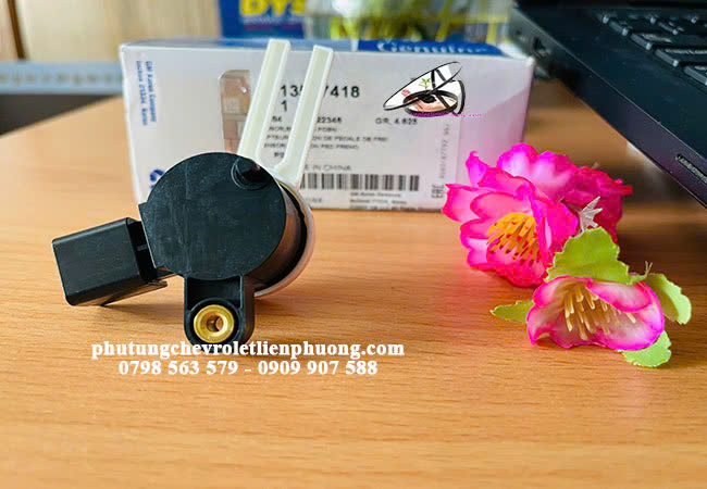 Cảm biến chân côn cung cấp thông tin cần thiết cho hệ thống điện tử của xe để điều chỉnh hoạt động của động cơ và hộp số Cảm biến chân côn cung cấp thông tin cần thiết cho hệ thống điện tử của xe để điều chỉnh hoạt động của động cơ và hộp số