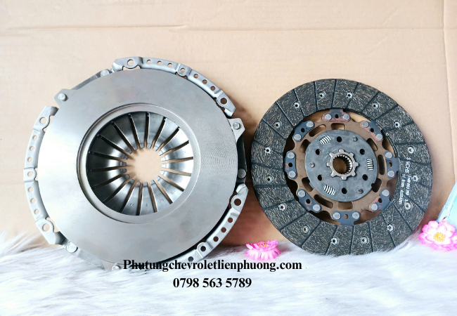 Bộ bàn ép lá côn kép Chevrolet Captiva có chức năng là truyền lực từ động cơ đến hộp số Bộ bàn ép lá côn kép Chevrolet Captiva có chức năng là truyền lực từ động cơ đến hộp số