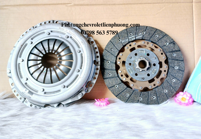 Việc đạp chân côn quá mạnh có thể làm giảm tuổi thọ của bàn ép lá côn Captiva Việc đạp chân côn quá mạnh có thể làm giảm tuổi thọ của bàn ép lá côn Captiva