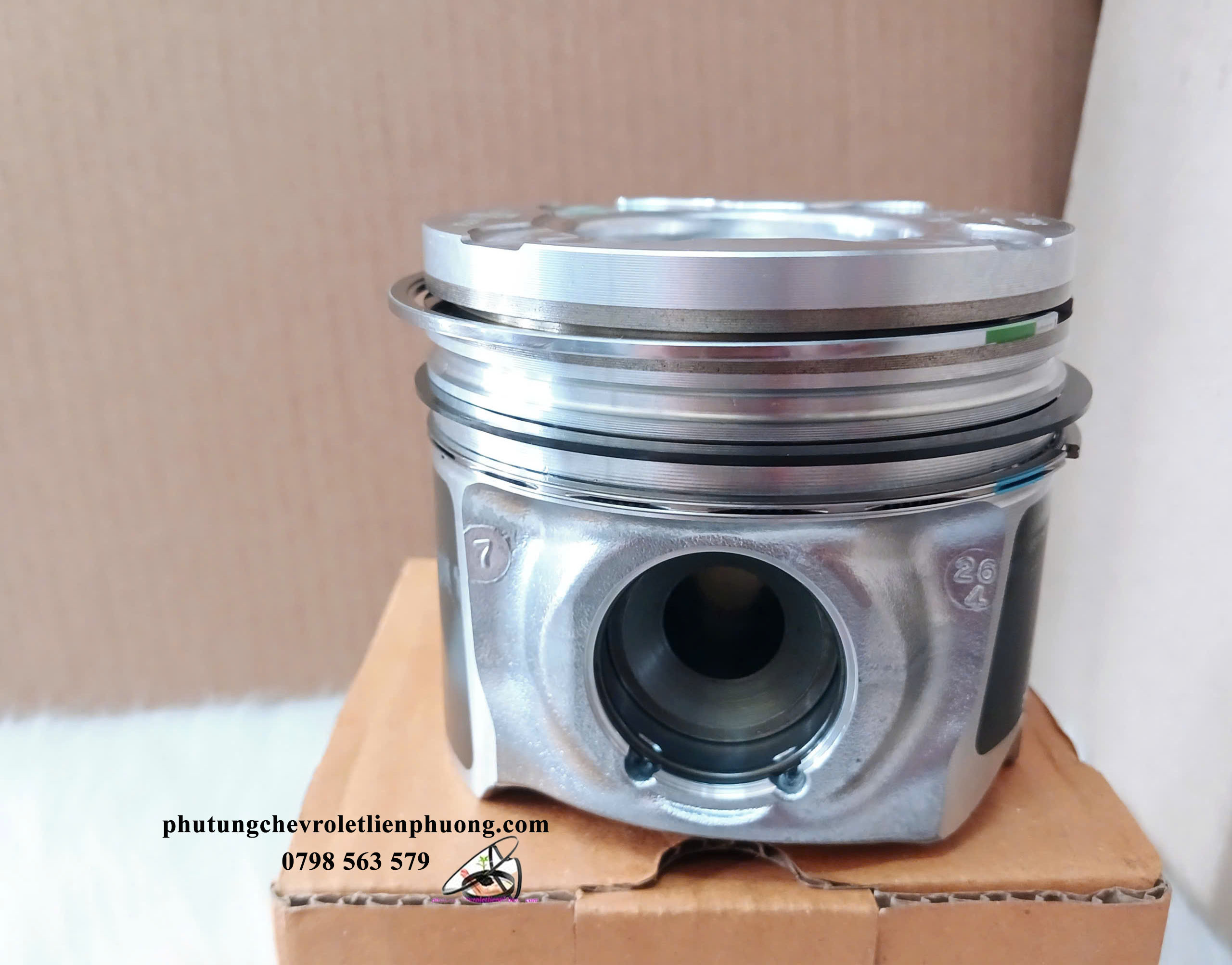 Piston thường có các rãnh ở bên ngoài để lắp đặt vòng xéc-măng Piston thường có các rãnh ở bên ngoài để lắp đặt vòng xéc-măng