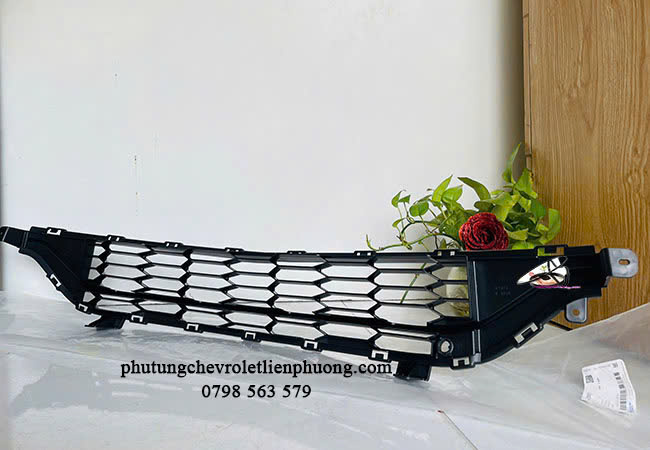 Lưới cản trước cũng góp phần tạo nên vẻ đẹp thẩm mỹ cho chiếc Chevrolet Cruze Lưới cản trước cũng góp phần tạo nên vẻ đẹp thẩm mỹ cho chiếc Chevrolet Cruze