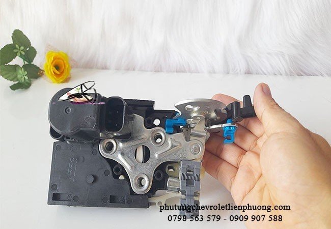 Cơ cấu khóa cửa sau phải xe gentra aveo Cơ cấu khóa cửa sau phải xe gentra aveo