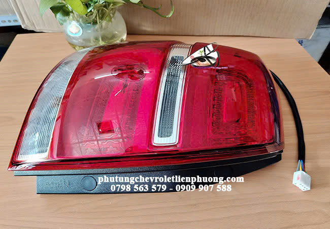 Đèn hậu trái Chevrolet Captiva chính hãng thuộc hệ thống đèn chiếu sáng tín hiệu trên xe. Đèn hậu trái Chevrolet Captiva chính hãng thuộc hệ thống đèn chiếu sáng tín hiệu trên xe.