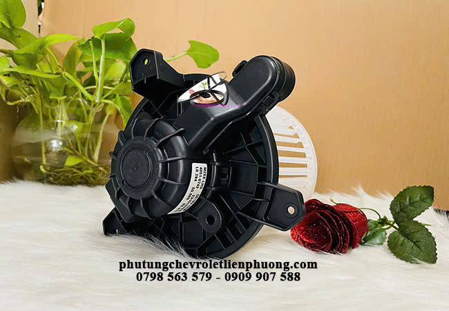 Kiểm tra quạt dàn lạnh ngay khi thấy kính xe bị hấp hơi do không khí không lưu thông tốt Kiểm tra quạt dàn lạnh ngay khi thấy kính xe bị hấp hơi do không khí không lưu thông tốt