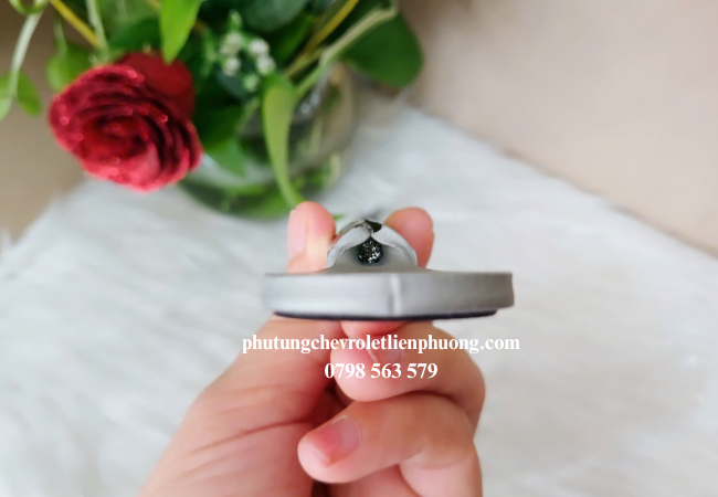 Khi mở cửa thùng sau, dây cáp sẽ giữ cho cửa không bị rơi xuống bất ngờ Khi mở cửa thùng sau, dây cáp sẽ giữ cho cửa không bị rơi xuống bất ngờ