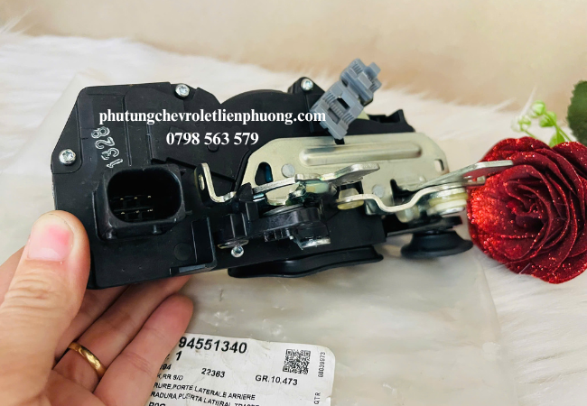 Khóa ngậm cửa sau trái Captiva sử dụng mô-tơ điện tích hợp và các cơ cấu cơ khí chính xác Khóa ngậm cửa sau trái Captiva sử dụng mô-tơ điện tích hợp và các cơ cấu cơ khí chính xác