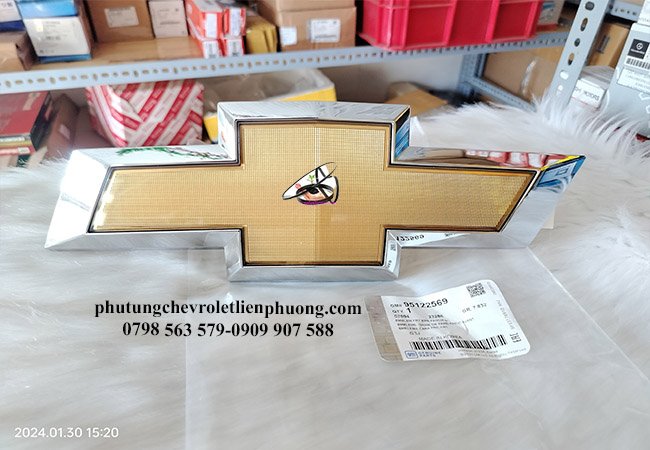 logo mặt ca lăng trước xe orlando chính hãng logo mặt ca lăng trước xe orlando chính hãng