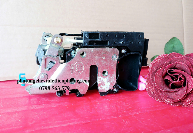 Kiểm tra ổ ngậm khóa cửa thường xuyên để đảm bảo an toàn cho người ngồi trên xe Kiểm tra ổ ngậm khóa cửa thường xuyên để đảm bảo an toàn cho người ngồi trên xe