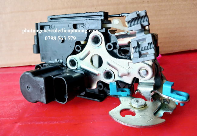 Ổ khóa ngậm cửa trước trái Chevrolet Vivant chịu nhiều tác động cơ học cũng như môi trường Ổ khóa ngậm cửa trước trái Chevrolet Vivant chịu nhiều tác động cơ học cũng như môi trường