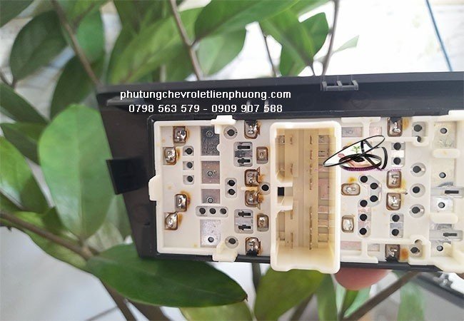 Công tắc nâng kính tổng xe gentra aveo Công tắc nâng kính tổng xe gentra aveo