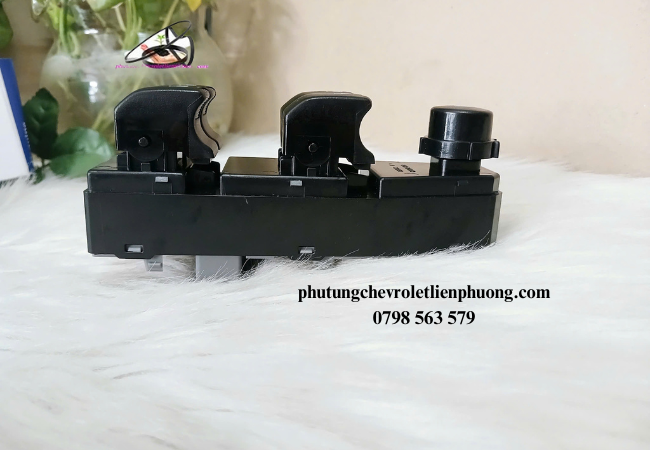 Công tắc nâng kính tống Spark M300 điều khiển việc mở, đóng cửa kính nhanh chóng Công tắc nâng kính tống Spark M300 điều khiển việc mở, đóng cửa kính nhanh chóng