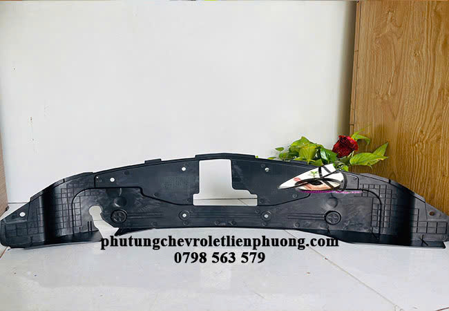 Ốp che khóa capo Chevrolet Orlando giúp bảo vệ khu vực khóa capo khỏi các tác động bên ngoài  Ốp che khóa capo Chevrolet Orlando giúp bảo vệ khu vực khóa capo khỏi các tác động bên ngoài