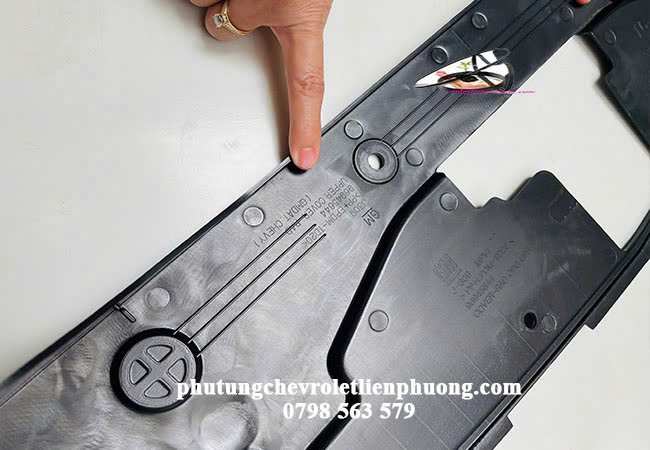 Kí hiệu GM chính hãng của ốp mặt trên ca lăng Orlando  Kí hiệu GM chính hãng của ốp mặt trên ca lăng Orlando