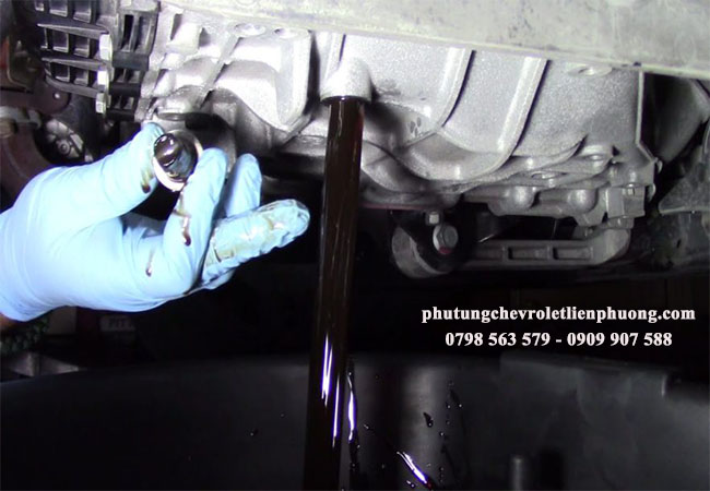 dấu hiệu dễ thấy cần thay dầu hộp số tự động CVT là dầu bẩn, đổi màu đen dấu hiệu dễ thấy cần thay dầu hộp số tự động CVT là dầu bẩn, đổi màu đen