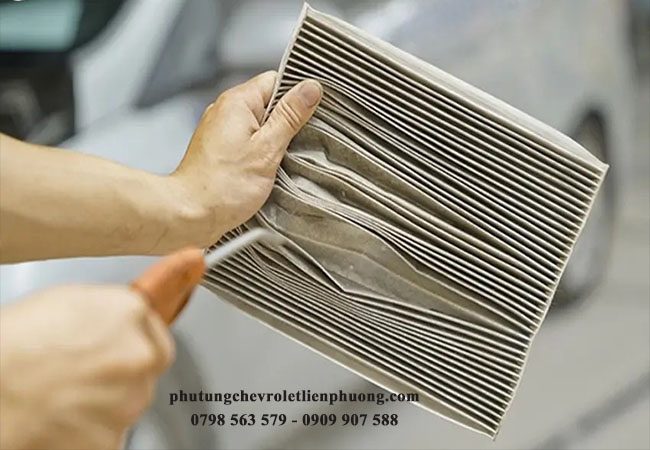 dùng hơi xịt nhẹ nhàng lên bề mặt lọc điều hòa captiva dùng hơi xịt nhẹ nhàng lên bề mặt lọc điều hòa captiva