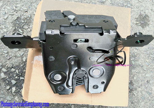 Ổ khóa ngậm capo xe Chevrolet Traiblazer Ổ khóa ngậm capo xe Traiblazer có phần giắc điện để kết nối với xe