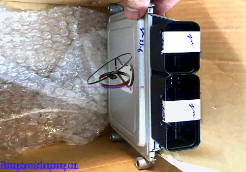 Hộp điều khiển động cơ ECM xe Chevrolet Cruze Hình ảnh đầu giắc cắm điện của hộp ECM xe Chevrolet Cruze