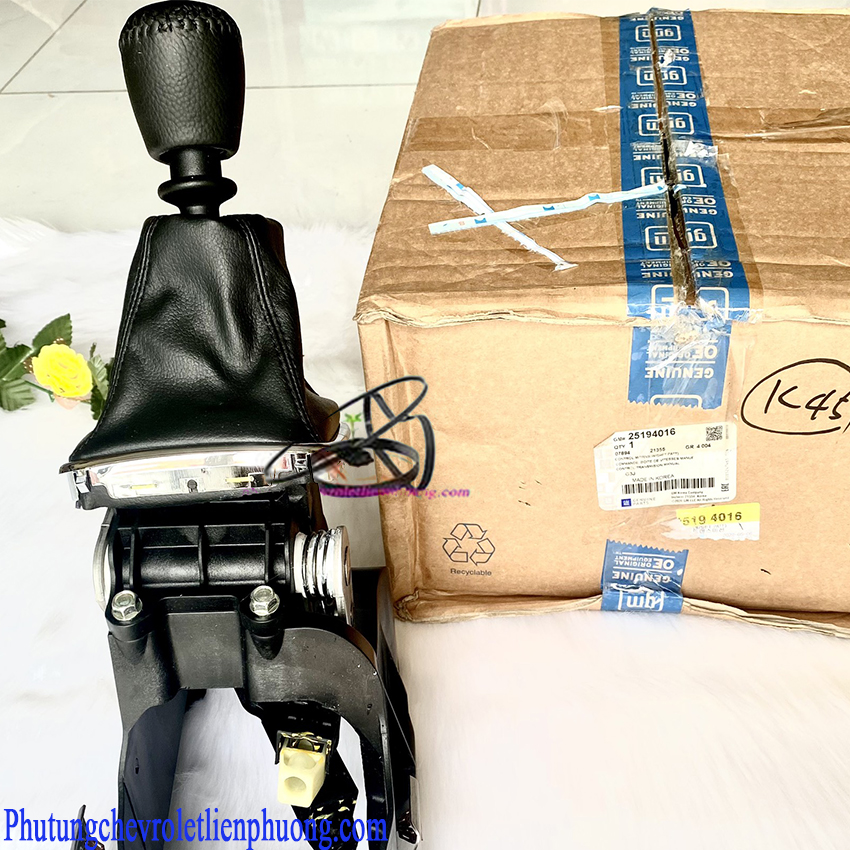 Cụm cần đi số xe Chevrolet Cruze số sàn Tem mác và mã số chính hãng của cụm cần đi số xe Cruze chính hãng