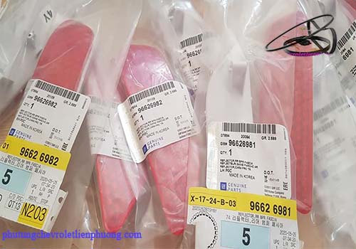 Đèn phản quang phía sau Captiva hay còn được gọi là đèn phản chiếu phía sau Chevrolet Captiva. Có dạng màu đỏ, được lắp đặt trên ba đờ xốc sau