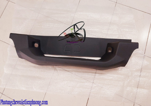 Ốp cản sau giữa xe Chevrolet Colorado Ốp cản sau giữa xe Colorado được làm từ vật liệu nhựa cao cấp