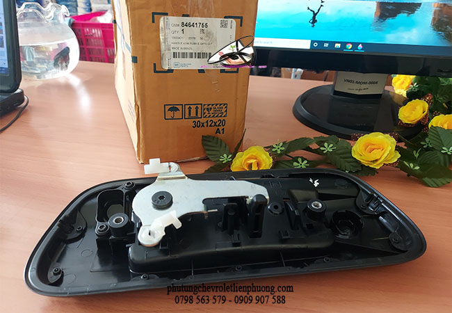 tay mở nắp thùng sau colorado tay mở nắp thùng sau colorado