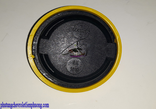 Nắp đổ dầu động cơ xe Captiva Chi tiết mặt sau nắp đổ dầu động cơ chính hãng GM
