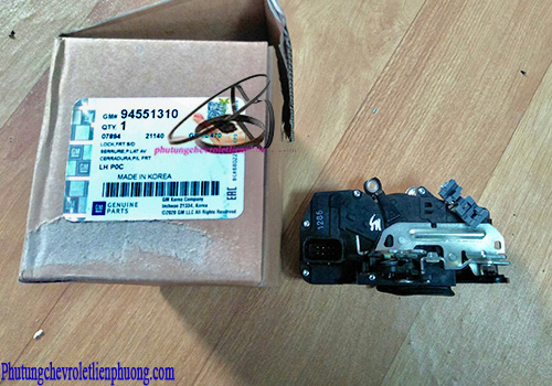 Cơ cấu ổ khóa ngậm cửa trước trái xe Chevrolet Captiva Cơ cấu ổ khóa ngậm cửa trước xe Captiva chính hãng