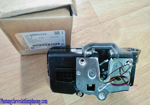 Cơ cấu ổ khóa ngậm cửa trước trái xe Chevrolet Captiva Chi tiết tem mác và mã số chính hãng ổ khóa ngậm cửa trước trái xe Captiva