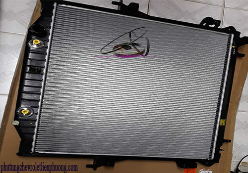 Két nước xe Colorado chính hãng Chi tiết mặt sau của két nước Colorado chính hãng