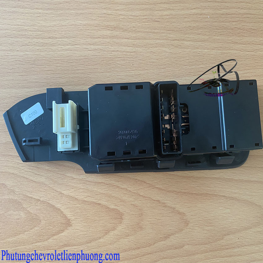 Công tắc nâng kính tổng xe Chevrolet Captiva C100 Chi tiết giắc cắm điện của công tắc nâng kính tổng Captiva C100