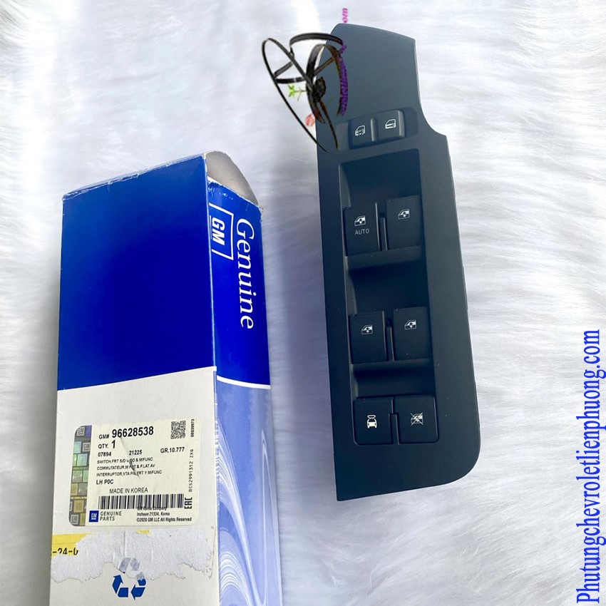 Công tắc nâng kính tổng xe Chevrolet Captiva C100 Tem mác và vỏ hộp chính hãng của công tắc nâng kính tổng xe Captiva C100