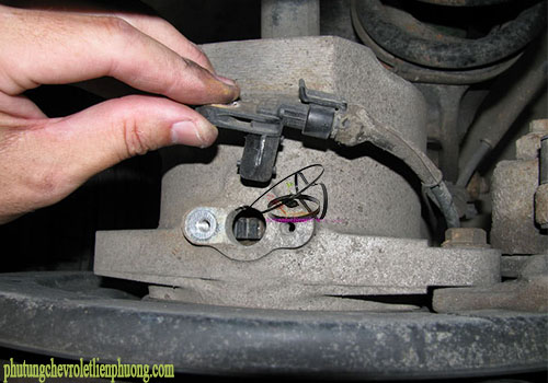 Cảm biến ABS trước trái xe Chevrolet Aveo Vệ sinh cảm biến ABS