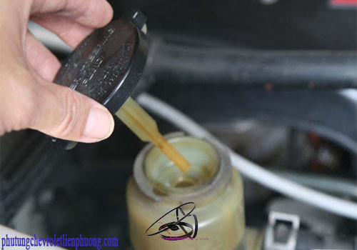 Bình dầu trợ lực lái xe Chevrolet Captiva dầu trợ lực lái có màu vàng da cam hoặc hồng nhạt