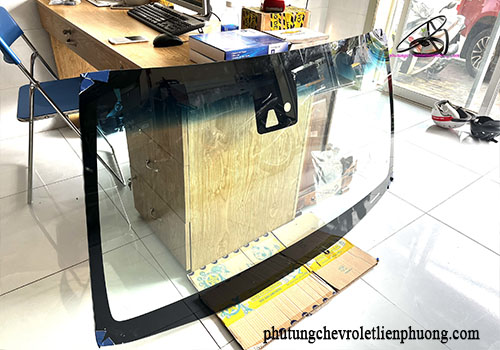 kính chắn gió ô tô bị rạn nứt kính chắn gió ô tô bị rạn nứt