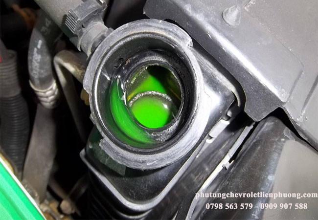 kiểm tra bộ làm mát xe captiva có hiện tượng rò rỉ kiểm tra bộ làm mát xe captiva có hiện tượng rò rỉ