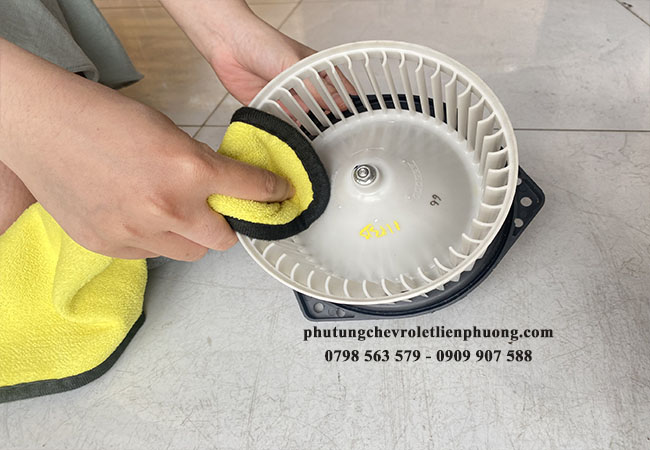 làm sạch quạt điều hòa captiva bằng khăn lau nhẹ nhàng làm sạch quạt điều hòa captiva bằng khăn lau nhẹ nhàng