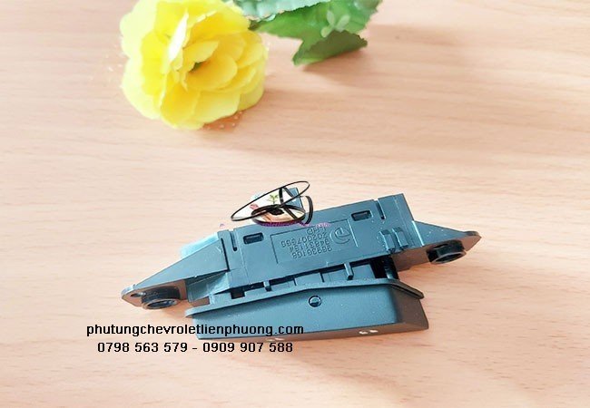 Nút khóa cửa trên taplo laceti được tương thích đồng bộ thiết bị điện an toàn. Nút khóa cửa trên taplo laceti được tương thích đồng bộ thiết bị điện an toàn.