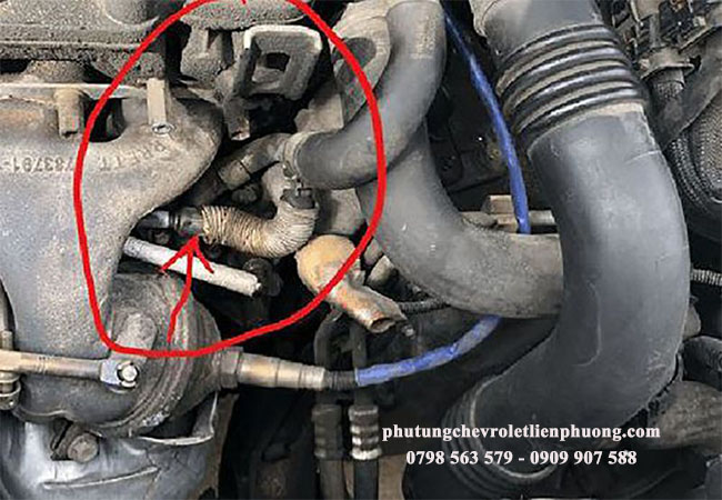 ống dẫn nhiệt đã quá cũ bị tích tụ hơi bẩn trên xe captiva ống dẫn nhiệt đã quá cũ bị tích tụ hơi bẩn trên xe captiva