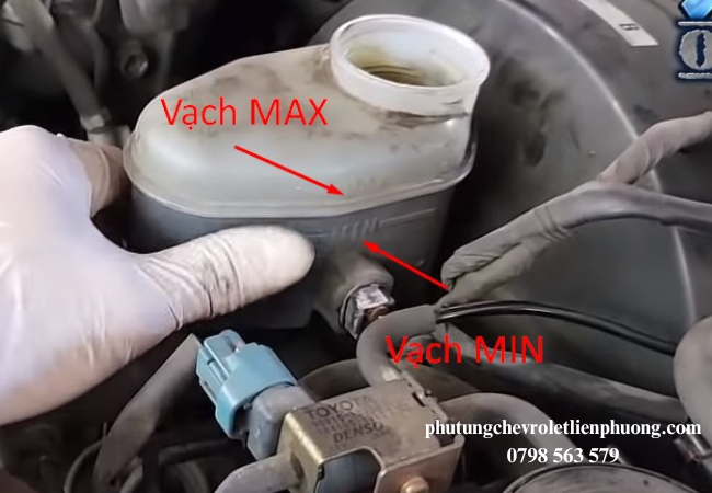 Đảm bảo mức dầu phanh nằm trong khoảng "Min" và "Max" trên bình chứa. Đảm bảo mức dầu phanh nằm trong khoảng "Min" và "Max" trên bình chứa.